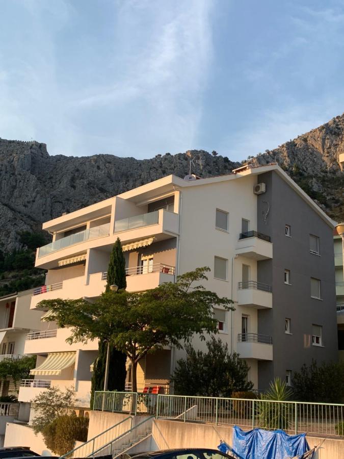 Apartments Beverly Omis Exterior photo